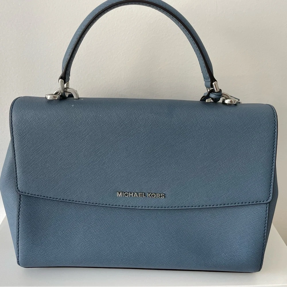 Michael Kors Medium Blue Bag - Picture 2 of 5
